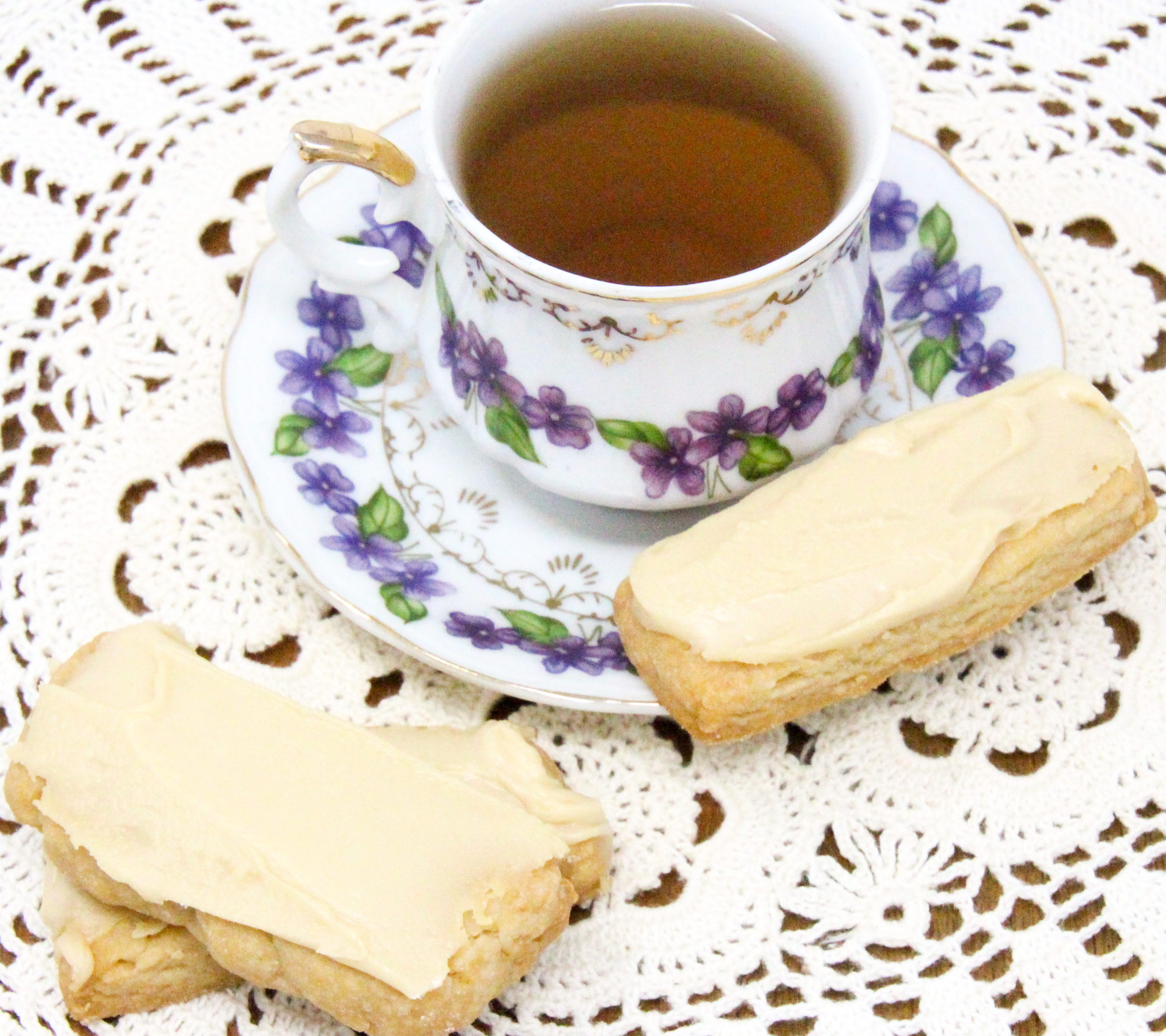 Sweetened with maple sugar and brown sugar, Maple Shortbread Cookies are flaky and tender, and evoke the flavor of autumn. Recipe created by Cinnamon & Sugar for Catherine Bruns, author of A DOOMFUL OF MURDER. 